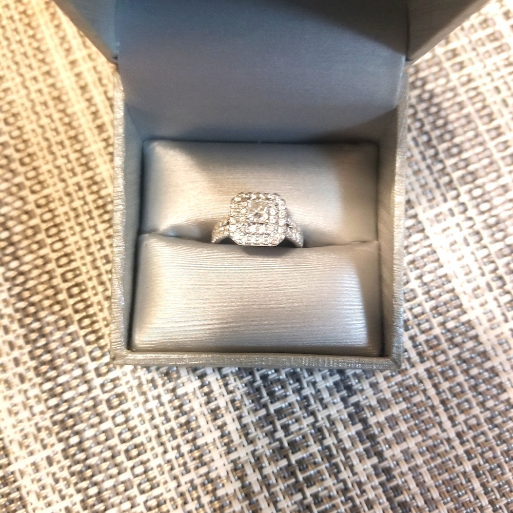 1-1/2CTTW Engagement Ring *Excellent Condition*